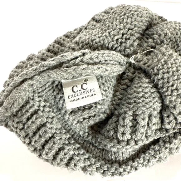 C.C Exclusives Womens Gray Knit Beanie With Faux Fur Pom - Picture 3 of 3